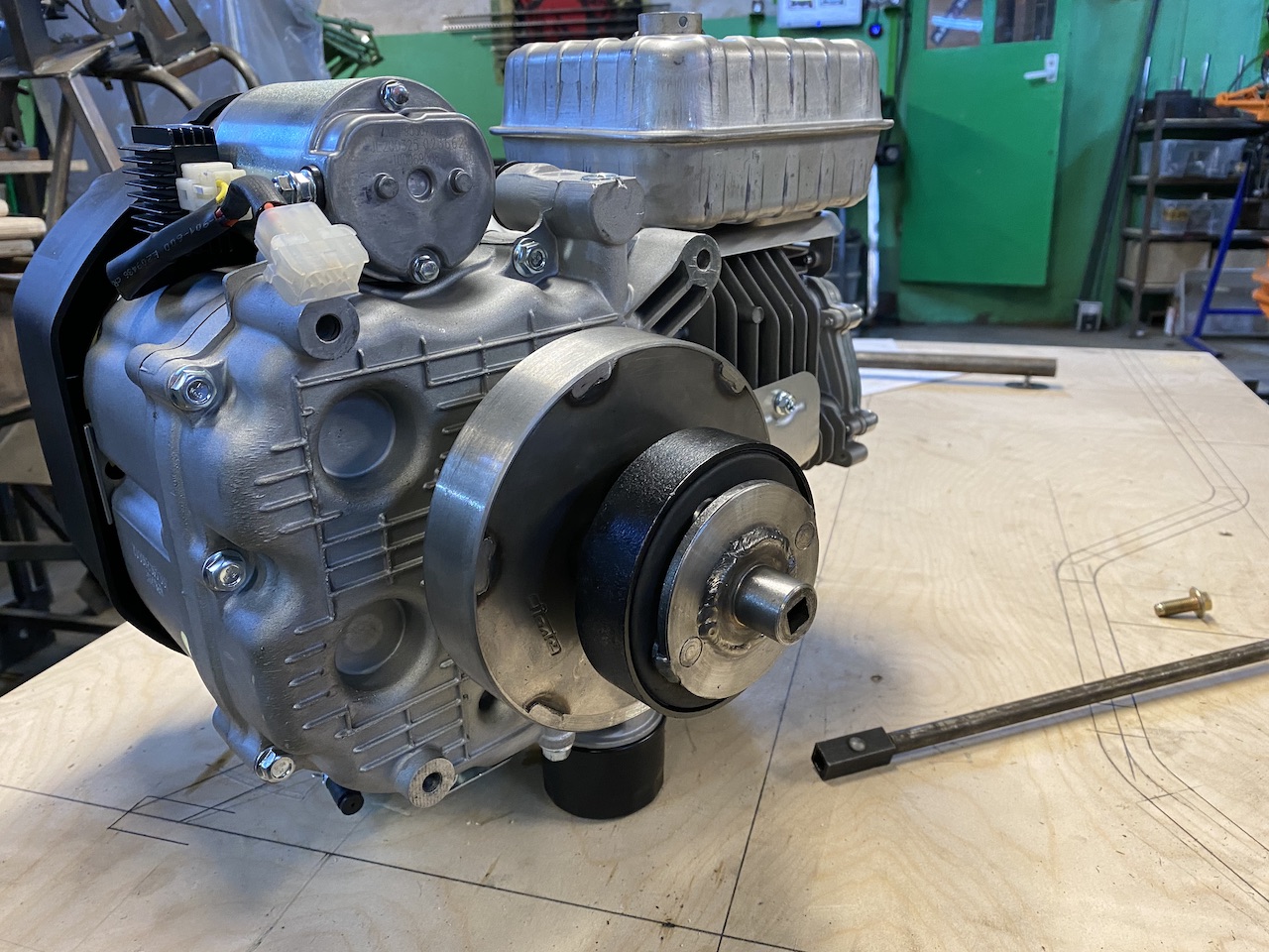 Подвесной лодочный мотор гибрид Ч340+В12 (13 л.с.)